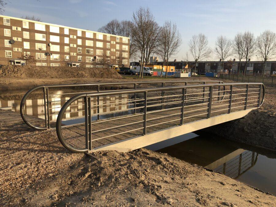 Loopbrug in park